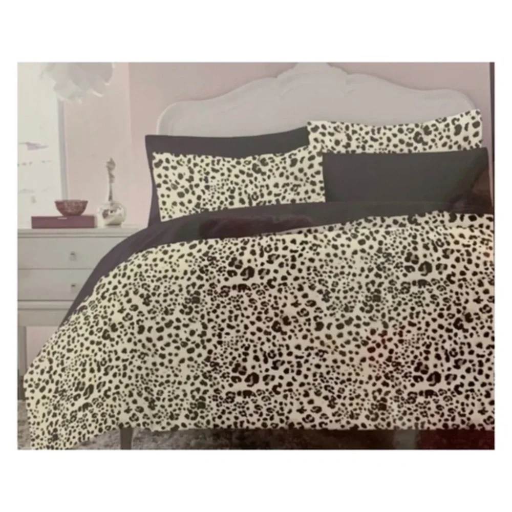 NIB Betsey Johnson Leopard Print Comforter Set